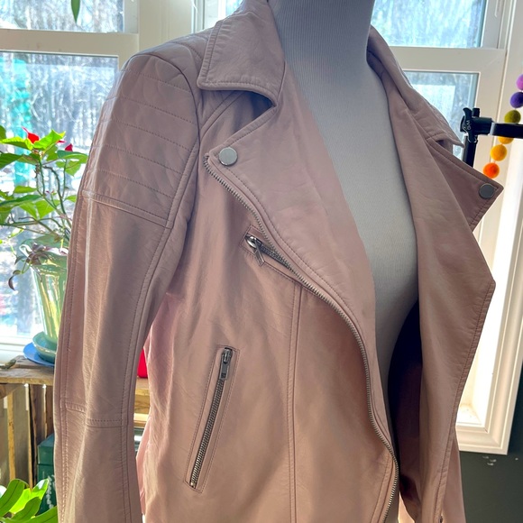 Faux leather jacket in dusty light pink. - Picture 2 of 4